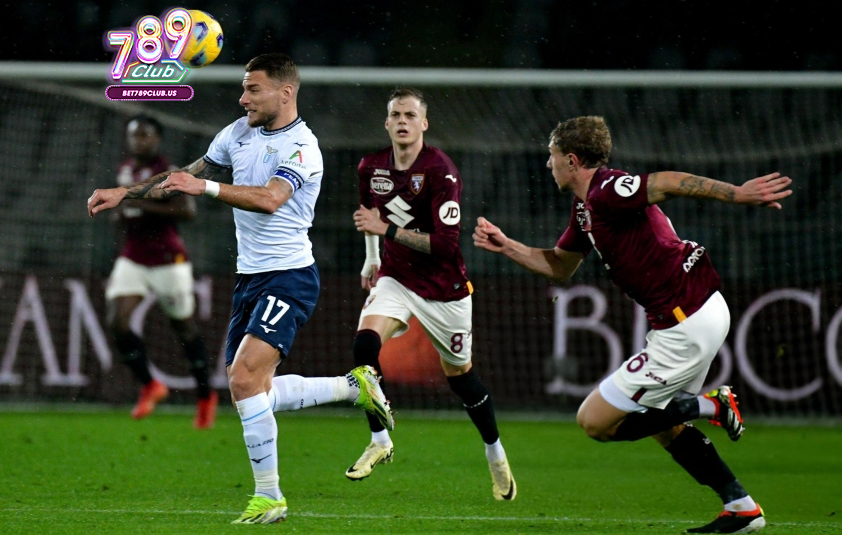 Lazio (trắng) là đội cắt đứt mạch thắng liên tiếp của Torino hồi đầu mùa. Lazio (trắng) là đội cắt đứt mạch thắng liên tiếp của Torino hồi đầu mùa.
